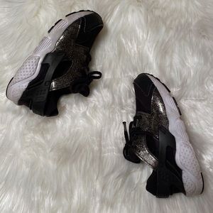 💎Kids Black/Metallic Nike Huaraches size 1.5